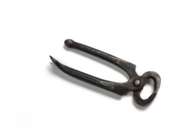 Beyaz arkaplanda eski kesim pense izole