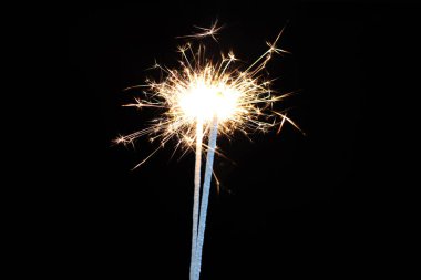 Siyah arka planda Bengali Yangını. Yeni yıl, Noel, doğum günü