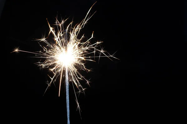 Brandend Bengaals vuur op zwarte achtergrond. Nieuwjaar, Kerstmis, verjaardag — Stockfoto