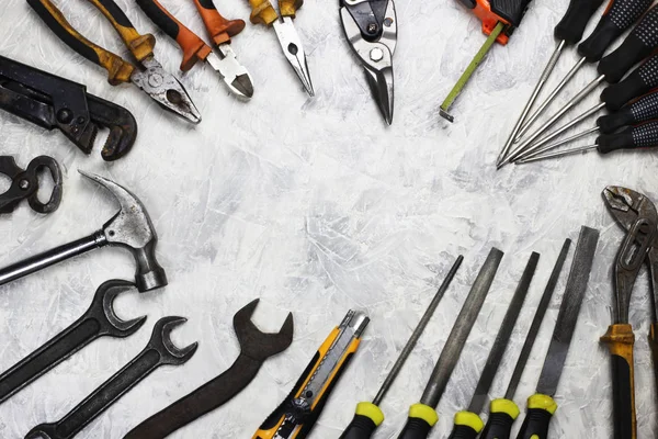 Gri arka planda dekorasyon ve yenileme için gerekli aletler tamir ediliyor. Üst Manzara. Boşluğu kopyala