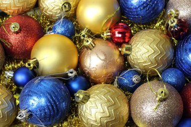 Kutudaki renkli Noel oyuncakları. Doku, arkaplan