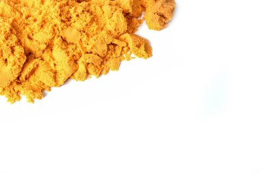 Sarı Kinetik Kum beyaz arka planda izole edilmiş. Boşluğu kopyala