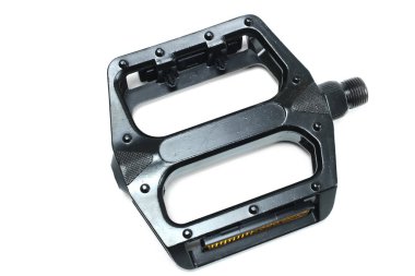 Beyaz arkaplanda bisiklet pedalı