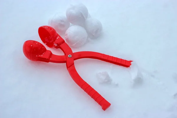 Χιονόμπαλα στο λευκό χιόνι. Χειμερινές διακοπές — Φωτογραφία Αρχείου