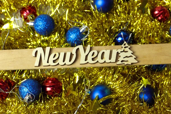 Надпись в Новый год на фоне рождественских украшений, текстур, поздравительных открыток — стоковое фото