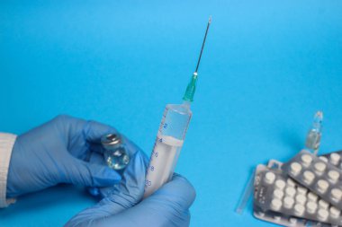 Şırınga, elinde tıbbi enjeksiyon, avuç içi ya da parmak. Hemşire ya da doktor. Sıvı uyuşturucu ya da uyuşturucu. Hastanede sağlık hizmeti.