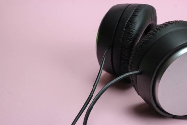 Pembe arka planda tam boy kulaklık