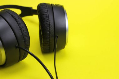 Sarı arka planda tam boy kulaklıklar. Kapat.