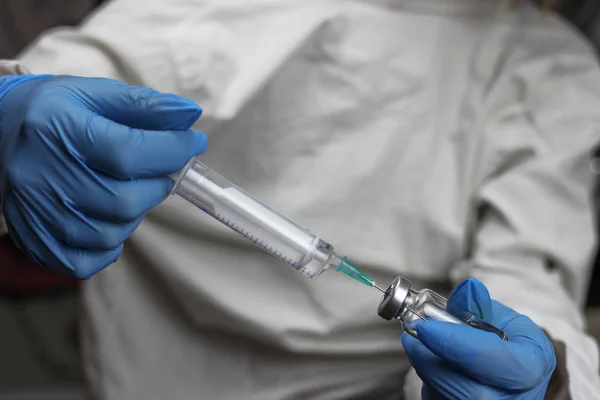 El trabajador de la salud marca la vacuna en una jeringa —  Fotos de Stock