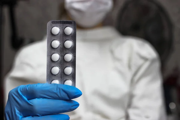 Pilulky v ruce zdravotnického pracovníka. Rozmazané pozadí — Stock fotografie