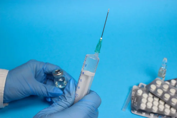 Seringa, injeção médica na mão, palma da mão ou dedos. Enfermeira ou médico. Droga líquida ou narcótico. Assistência à saúde no hospital . — Fotografia de Stock