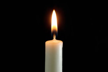 Siyah arkaplanda mum yakılıyor