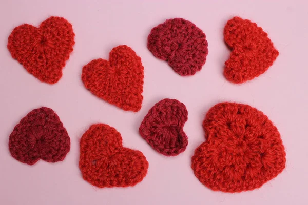 Knitted hearts on pink. Texture, background. Valentine's day — Stock Photo, Image