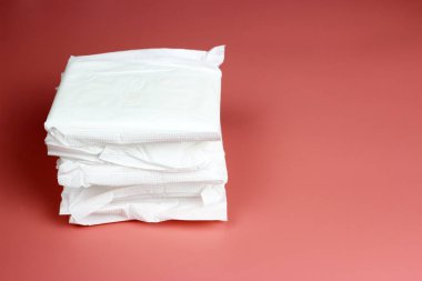 Bir yığın günlük ped. Kadın kişisel hijyen kavramı. Kritik günler, kan süresi, adet döngüsü.