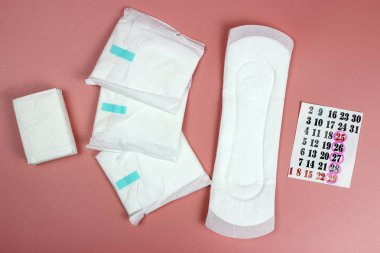 Pad ve takvim. Kadın kişisel hijyen kavramı. Kritik günler, kan süresi, adet döngüsü.