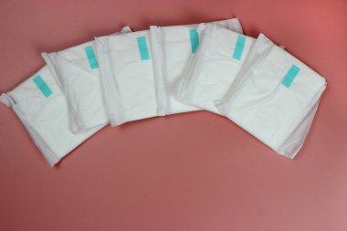 Pembe pedler. Kadın kişisel hijyen kavramı. Kritik günler, kan süresi, adet döngüsü.