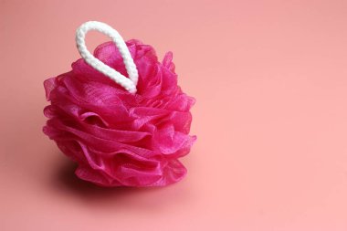 Kırmızı sünger, pembe arka planda üstten çekilmiş ve mesaj atılacak bir yer var.