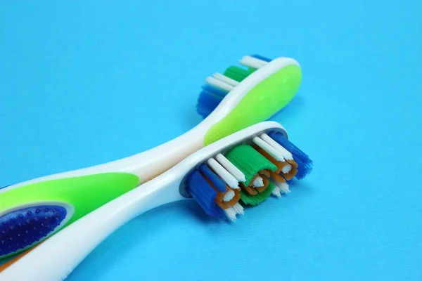 Two toothbrushes on a blue background — Stock Photo, Image