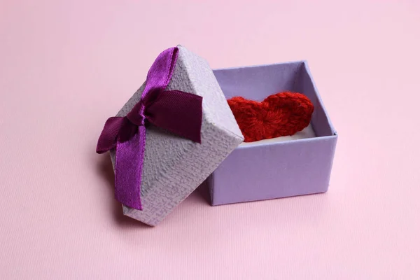 Романтический подарок. Сердце в коробке с кольцами. День Святого Валентина, любовь и свадебная концепция — стоковое фото
