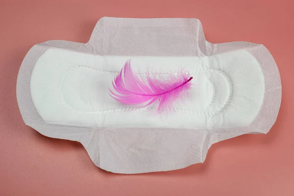 Санітарна подушечка, ручка на рожевому. Особиста гігієна, концепція жіночої гігієни. Критичні дні, період крові, менструальний цикл . — стокове фото