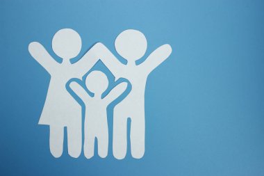 Kağıttan yapılmış bir aile. Mutluluk kavramı
