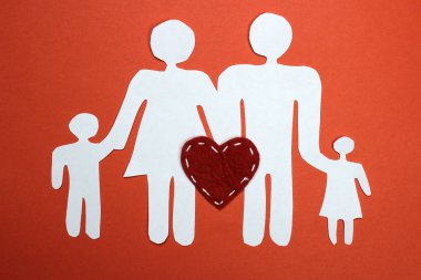 Kağıttan ve kalpten yapılmış bir aile. Mutluluk ve aşk kavramı