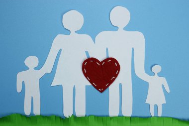 Kağıttan ve kalpten yapılmış bir aile. Mutluluk ve aşk kavramı