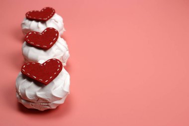 Şekerlemeler ve keçeli kalpler. Sevgililer günü, aşk, flört konsepti, kopyalama alanı