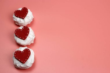 Şekerlemeler ve keçeli kalpler. Sevgililer günü, aşk, flört konsepti, kopyalama alanı