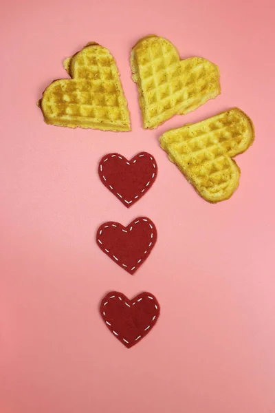 Uma flor feita de waffles e corações. Dia dos namorados, amor, Namoro conceito — Fotografia de Stock