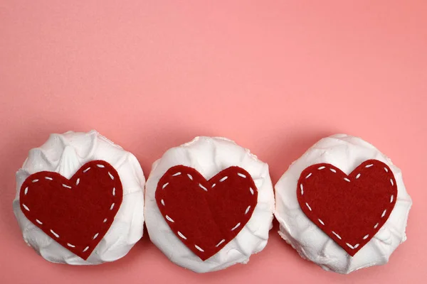 Marshmallows e corações de feltro. Dia dos Namorados, amor, Namoro conceito, espaço de cópia — Fotografia de Stock