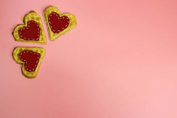 Cookies, cœurs gaufrés. Saint Valentin, amour, concept de rencontre, espace de copie — Photo