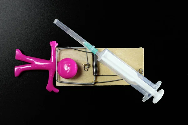 Mousetrap with a syringe on a black background. Drugs concept — Stock Photo, Image