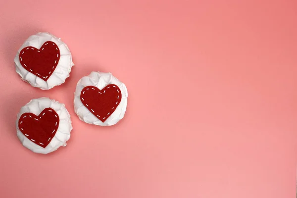 Marshmallows e corações de feltro. Dia dos Namorados, amor, Namoro conceito, espaço de cópia — Fotografia de Stock