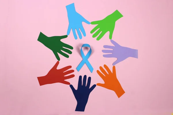 Mnohobarevné ruce v kruhu s modrou stuhou. Koncepce kampaně na zvýšení povědomí o zdraví a rakovině prostaty. Symbol pro podporu mužů, kteří žijí s rakovinou. Kopírovat prostor. — Stock fotografie