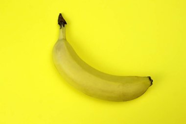 Taze muz Sarı zemin üzerine