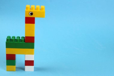 Siyahi bir çocuk bloğu inşaatçısından zürafa. Metin için boşluk