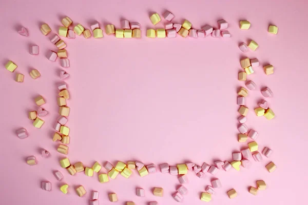 Marshmallow Rahmen, rosa Hintergrund. Valentinstag, Verliebte, Hochzeit. Raum für Text — Stockfoto