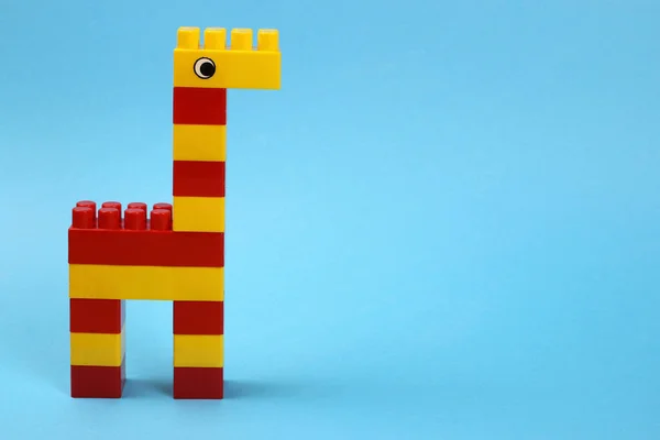 Žirafa od barevného stavitele dětských bloků. Mezera pro text — Stock fotografie