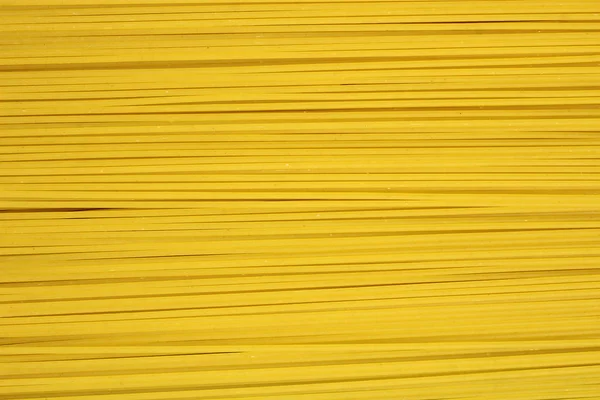 Sırayla sarı uzun spagetti. Gıda arka planı, doku — Stok fotoğraf