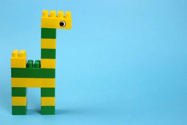 Giraff från en färgad barnblocksbyggare. Plats för text — Stockfoto