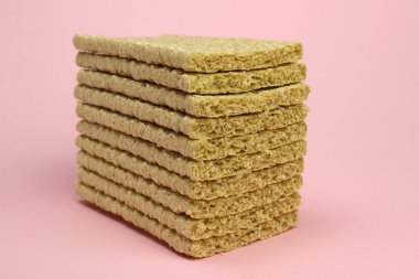 Pembe arka planda bir yığın Crispbread. Diyet, düzgün beslenme, vegan.