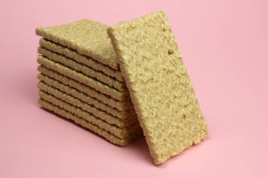 Pembe arka planda bir yığın Crispbread. Diyet, düzgün beslenme, vegan.