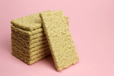Pembe arka planda bir yığın Crispbread. Diyet, düzgün beslenme, vegan.
