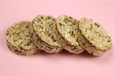 Pembe arka planda pirinç, karabuğday gevreği. Diyet, düzgün beslenme, vegan.