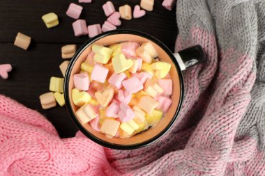 Bir fincan çay ya da kahvede renkli marşmelovlar.