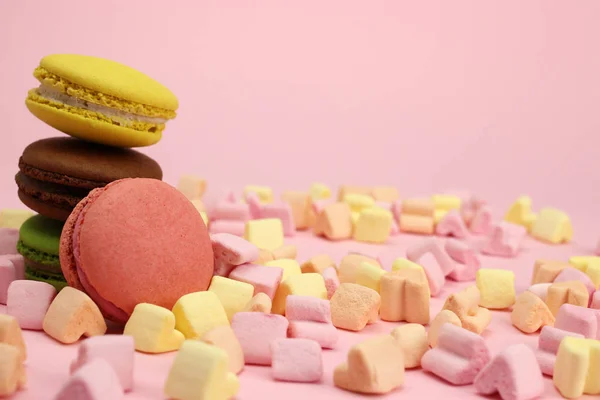 Farbige Makronen oder Macarons, Eibischherzen auf rosa Hintergrund — Stockfoto