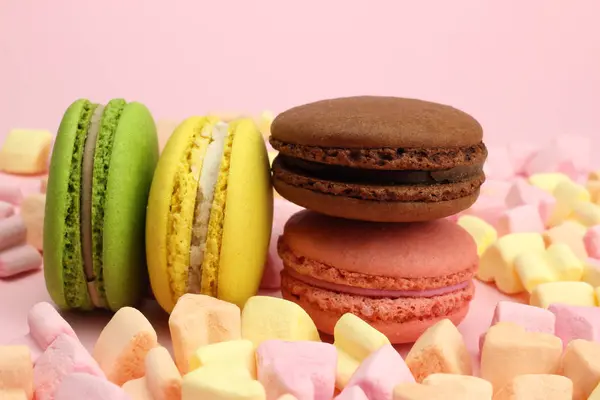 Farbige Makronen oder Macarons, Eibischherzen auf rosa Hintergrund — Stockfoto