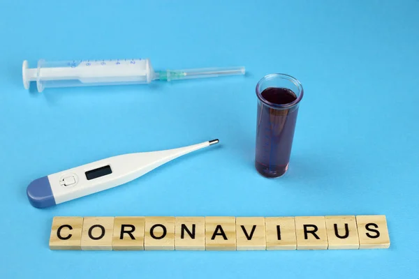 Surto de coronavírus-nCoV na China em 2019. A palavra inscrição Coronavirus, termômetro, seringa. Síndrome respiratória do Médio Oriente MERS-Cov — Fotografia de Stock