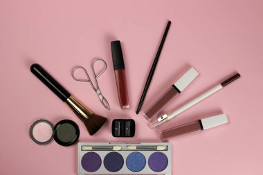 beyaz zemin üzerine çeşitli kozmetik